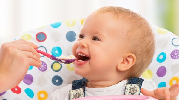 Parents, attention au sucre : il y en a trop dans la nourriture pour bébé, alerte l'OMS