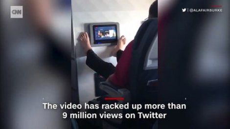 Regardez la vidéo de ce passager dans un avion qui a déjà été vue plus de 10 millions de fois sur les réseaux sociaux et dans le monde entier!