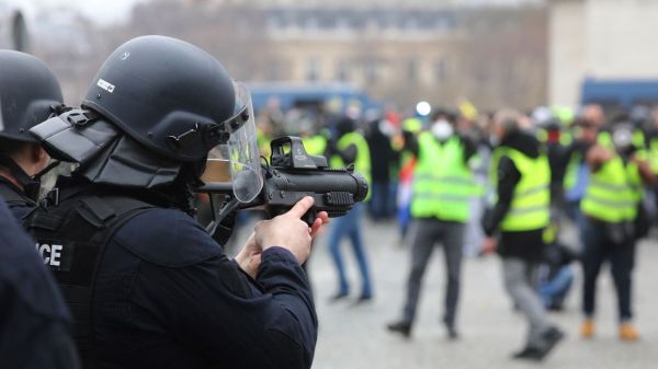 Des policiers soupçonnés de violences lors des manifestations de Gilets jaunes décorés par Christophe Castaner, l'Intérieur se justifie