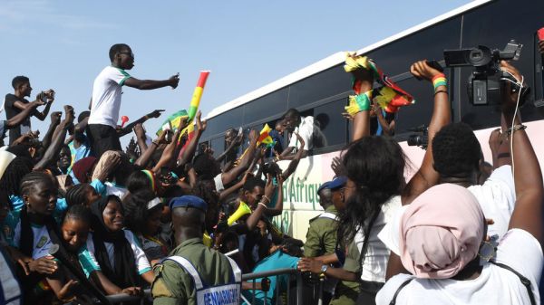 Vidéo : malgré la défaite face à l'Algérie, les Sénégalais accueillis en héros à Dakar