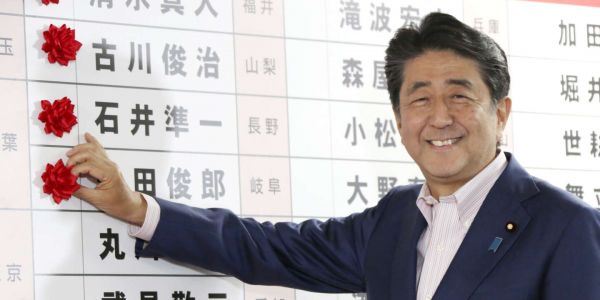 Sénatoriales au Japon : une victoire large mais pas complète pour le parti de Shinzo Abe