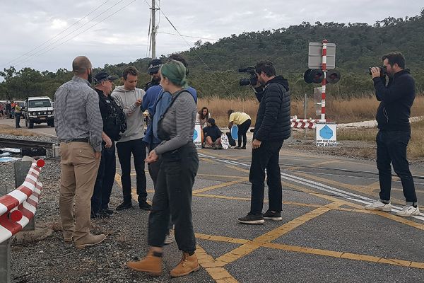 Australie: des journalistes français interpellés pendant une manif contre une mine de charbon