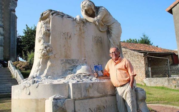 José Délias se penche sur le monument aux morts