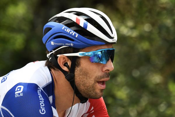 Tour de France: Pinot, le dos rond en attendant les sommets