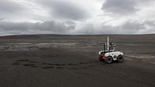 Avant de l'envoyer sur Mars, la Nasa teste un petit robot sur un champ de lave en Islande
