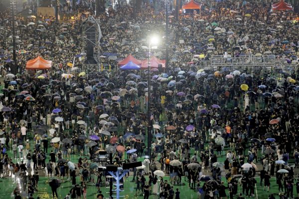 Hong Kong: plus grande manifestation pro-démocratie depuis des semaines