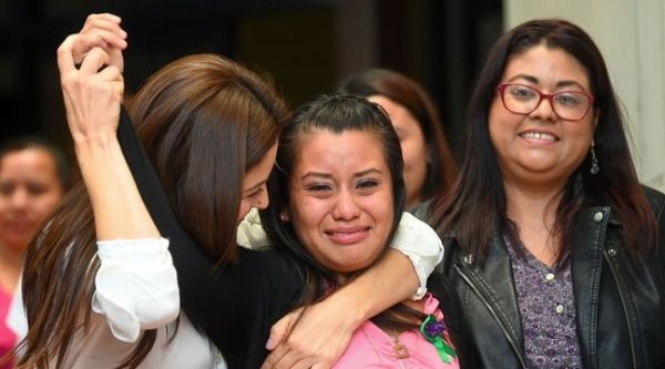 Salvador: La jeune femme jugée pour homicide après avoir perdu son bébé a été acquittée