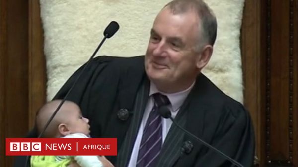 Le président du parlement néo-zélandais berce un bébé au Parlement