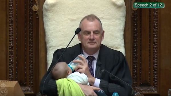 Le président du Parlement néo-zélandais donne le biberon au bébé d'un député pendant une séance