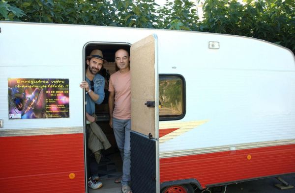 Hérault : une caravane transformée en studio pour enregistrer les voix des vacances