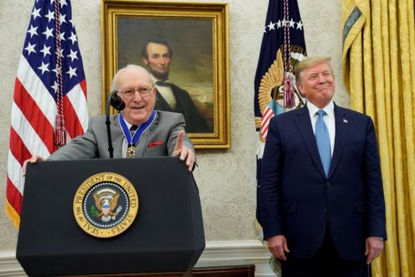 Basket - NBA - Bob Cousy décoré de la médaille présidentielle de la liberté par Donald Trump