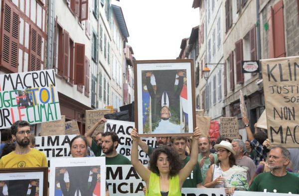 G7 : des militants écologistes brandissent des portraits de Macron à Bayonne