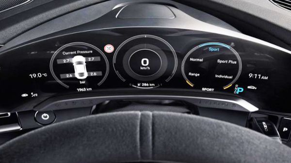 Actualité : Porsche dévoile l'intérieur du Taycan : un écran incurvé de 16,8 pouces en guise de tableau de bord
