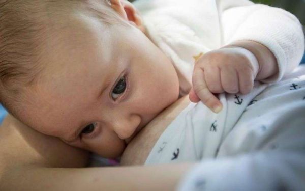 Une maman exclue d'une réunion Pôle Emploi après avoir allaité son bébé