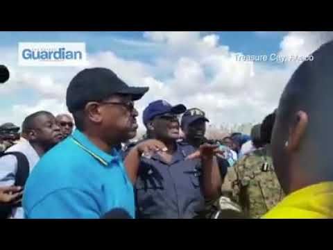 Vidéo – Abaco (Bahamas) : en créole, un officier qui se fait l'interprète du PM pour les haitiens, leur demande de garder patience et qu’ils seront bientôt évacués vers Nassau