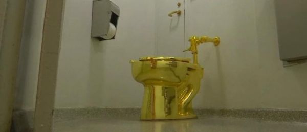 WC en or massif dérobés dans un palais anglais: L'artiste dit espérer que ce vol soit inspiré par une bonne cause, comme "Robin des bois"
