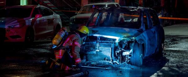 [PHOTOS] Un véhicule incendié dans l'arrondissement Sud-Ouest de Montréal