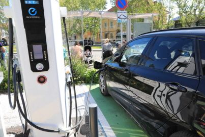 Points de recharge pour véhicules électriques : le compte n'y est pas