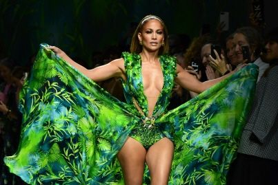 19 ans après, Jennifer Lopez reporte la robe qui a donné naissance à Google Images