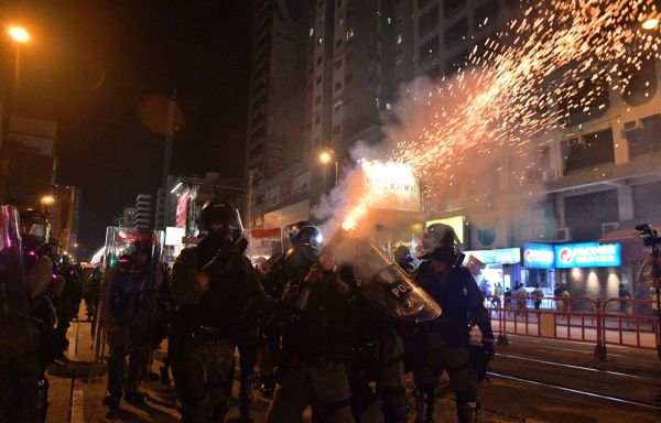Brefs affrontements pour le seizième week-end de manifestations à Hong Kong