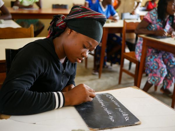 L'accès des jeunes filles à l'école, un levier de développement économique et social