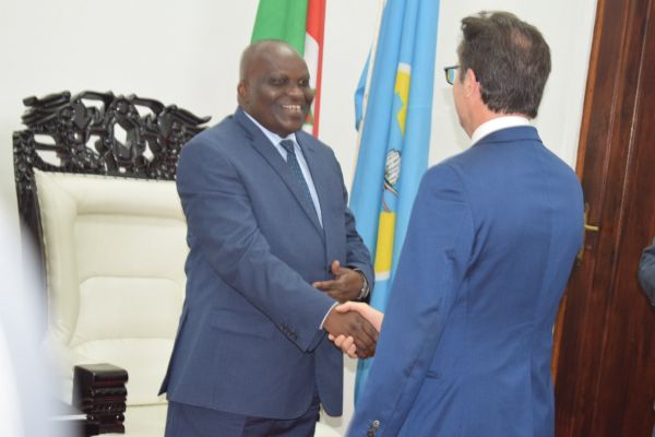 La France veut renouer avec le Burundi , sans véritable franchise