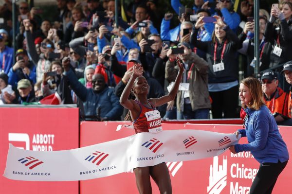 Marathon: Kosgei explose le record du monde féminin au lendemain de l'exploit de Kipchoge
