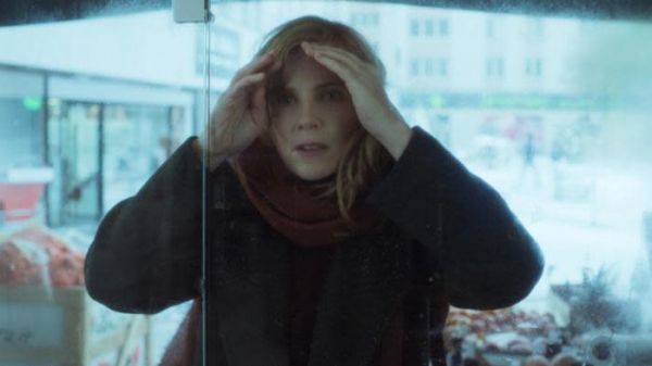 "L'Angle mort" : Isabelle Carré amoureuse d'un homme invisible dans un film fantastique raffiné