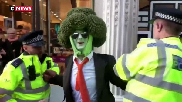 Arrestation d'un militant pour le climat déguisé en brocoli à Londres