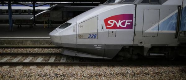 EN DIRECT - Grève surprise à la SNCF - Ca continue aujourd'hui, premier jour de vacances, avec des dizaines de trains annulés dont tous les Ouigo et 1 TER sur 2 - Le PDG de la SNCF veut [...]