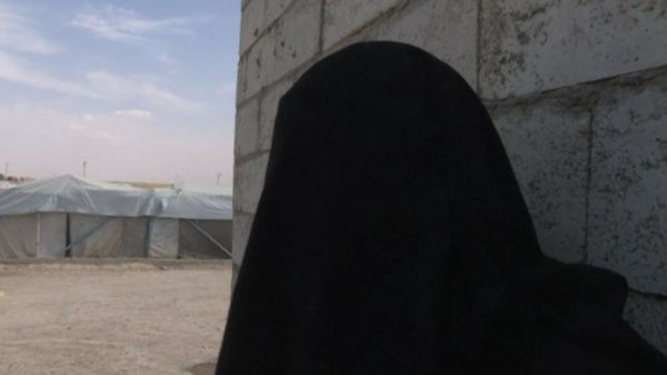 Dans le camp d'Al-Hol en Syrie, une Française explique qu'elle ne veut pas être rapatriée
