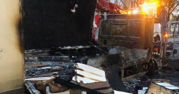 Camion incendié devant le ministère des Armées