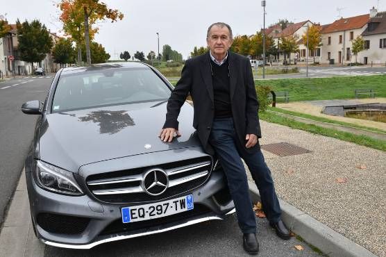 Après avoir vendu des Mercedes pendant cinquante-deux ans à Montluçon, Pierre Auvity se range des voitures