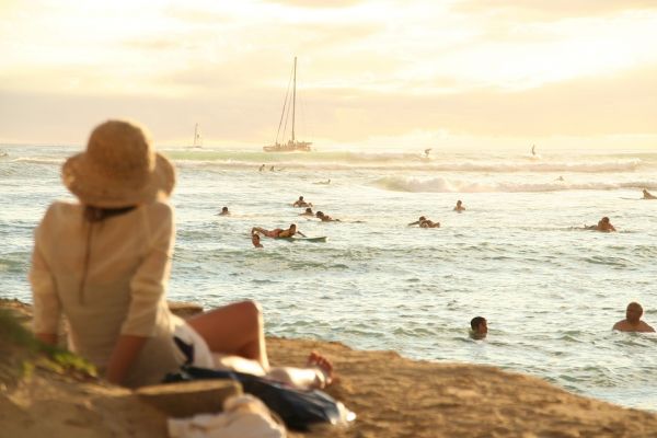 Surfer à Hawaii : top 3 des spots incontournables à ne pas manquer
