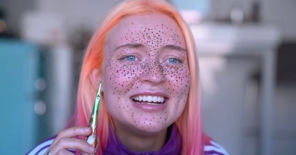 Naomi Jon, la Youtubeuse qui montre comment faire des tâches de rousseur au henné