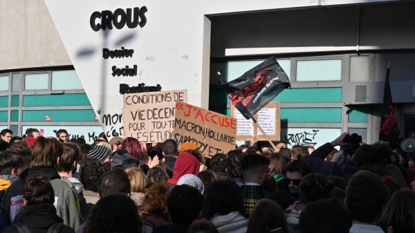 Lyon : plusieurs centaines de personnes manifestent après l'immolation par le feu d'un étudiant