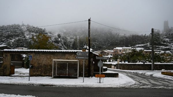 EN DIRECT - Neige dans le sud-est : 190 000 foyers toujours privés d'électricité