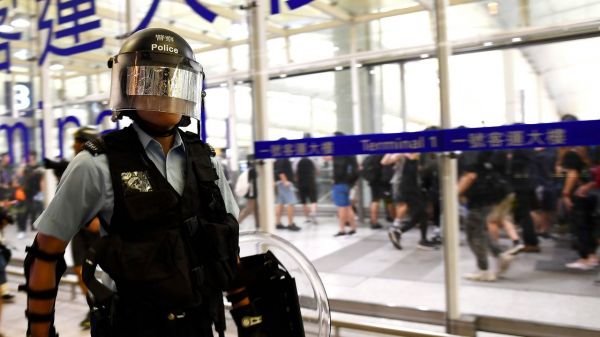 EN DIRECT - Hong Kong : la police menace de tirer à balles réelles si elle fait face à des armes létales