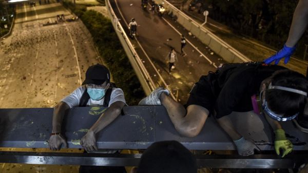 Hong Kong : quatre questions sur la situation du campus de PolyU, où des centaines de manifestants sont encerclés par la police