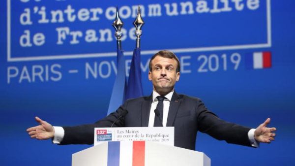 "Ce n'est pas ce qu'on attendait" : des élus quittent le congrès des maires avant la fin du discours d'Emmanuel Macron