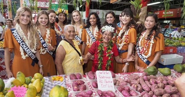Punchlines et cohue : les Miss font leur marché à Papeete