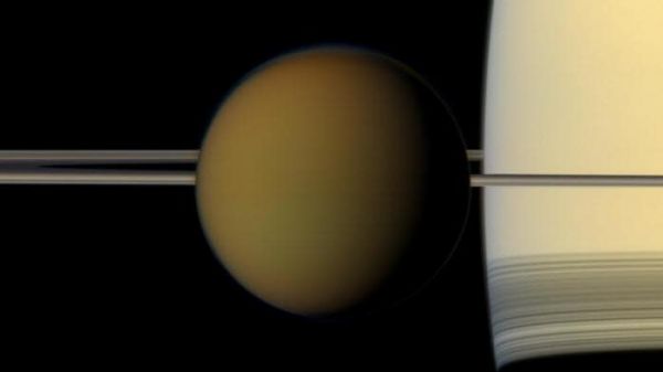 Un monde de plaines, de montagnes et de lacs : à la découverte de Titan, la plus grande lune de Saturne