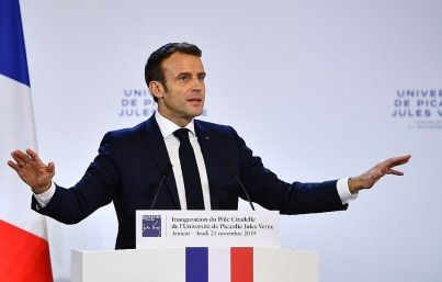 Macron admet traîner la baisse des APL "comme un boulet"