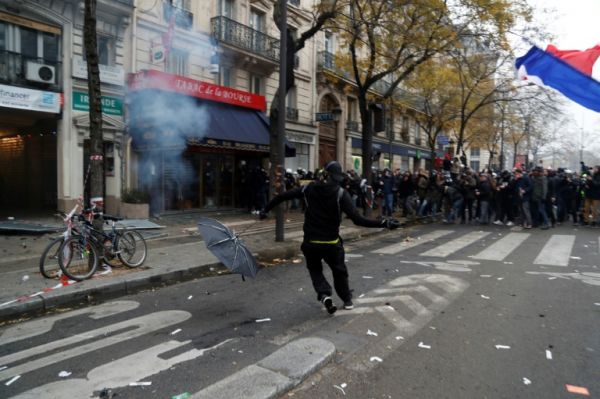 Grève du 5 décembre : 2 heures de surplace pour le cortège parisien bloqué par des heurts