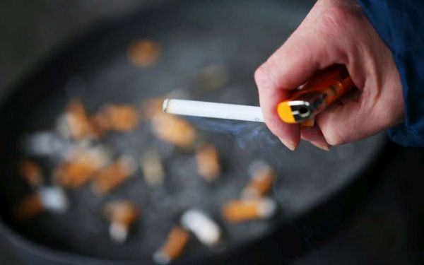 Sa fille de 14 ans fume, elle porte plainte contre le buraliste