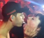 Le rappeur Slowthai crache dans la bouche d'une fan pendant un concert