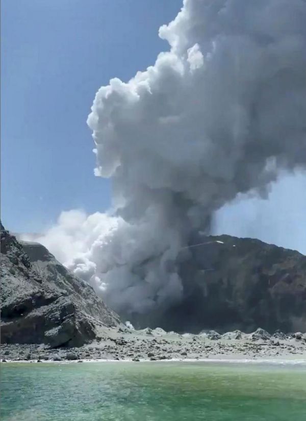 Eruption d'un volcan en Nouvelle-Zélande : au moins un mort, des touristes disparus