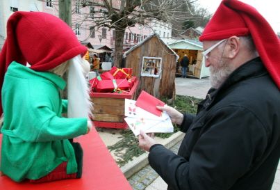 Le secrétariat du Père Noël s'active sur le marché de Noël