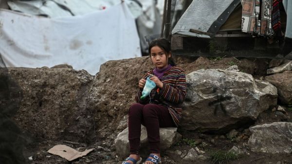 Enfants de migrants dans les camps sur les îles grecques: 1% à peine vont à l'école