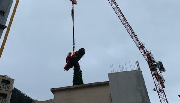 VIDÉO. Opération spectaculaire sur un chantier: un ouvrier blessé secouru par une grue à Théoule